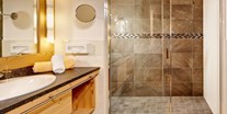 Naturhotel - Preisklasse: €€€€ - Badezimmer des Biohotels mit begehbarer Dusche - Biohotel Castello